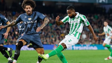 SEVILLA, 22/12/2024.- El delantero del Betis Cédric Bakambu (d) dispara a puerta junto a Aridane Hernández, del Rayo, durante el partido de la jornada 18 de LaLiga EA Sports disputado este domingo entre el Real Betis y el Rayo Vallecano en el estadio Benito Villamarín de Sevilla. EFE/ Julio Muñoz