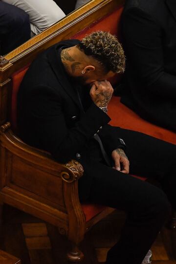 Hoy comienza el juicio del fichaje de Neymar por el Barça. Al jugador brasileño se le piden cinco años de prisión por presunta corrupción y estafa. También están acusados Sandro Rosell y Josep María Bartomeu. En la foto, Neymar durante el juicio. 