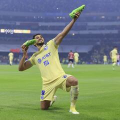 Henry Martín abrió el marcador en el Clásico Nacional y acecha la cima de goleo
