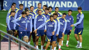 Los jugadores del Atlético siguen a Koke en el entrenamiento.