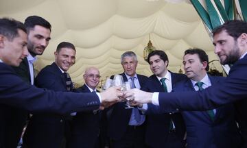 Los jugadores del Betis disfrutan en la Feria