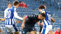 GRAF589. SAN SEBASTI&Aacute;N, 29/10/2020.- Los jugadores de la Real Sociedad Nacho Monreal (i) y Mikel Oyarzabal (d), luchan con Matteo Politano, del N&aacute;poles, durante el partido de la fase de grupos de la Liga Europa que Real Sociedad y N&aacute;p