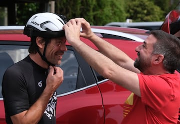 José Miguel Buera, de ASTV, colocando sobre el casco de Óscar Freire una cámara GoPro para grabar la subida en primera persona, algo que el triple campeón del mundo aceptó con una sonrisa, recordando que son cosas totalmente distintas a las que vivía en sus inicios como ciclista.