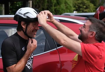 Jos¨¦ Miguel Buera, de ASTV, colocando sobre el casco de ?scar Freire una c¨¢mara GoPro para grabar la subida en primera persona, algo que el triple campe¨®n del mundo acept¨® con una sonrisa, recordando que son cosas totalmente distintas a las que viv¨ªa en sus inicios como ciclista.