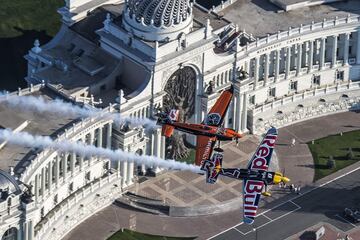 Los pilotos Martin Sonka y Nicolas Ivanoff en la quinta parada del Mundial Red Bull Air Race en Kaz¨¢n.