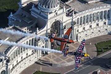 Los pilotos Martin Sonka y Nicolas Ivanoff  en la quinta parada del Mundial Red Bull Air Race en Kazán. 