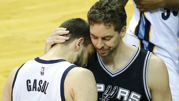 Pau Gasol consuela a su hermano Marc Gasol en los playoffs 2017 de la NBA.