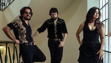 De izquierda a derecha, miembros de Los Jaleo posando para AS: Rodrigo Raspeño, Víctor Valero y Silvia Hernández.