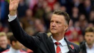 Van Gaal saluda a la afición.