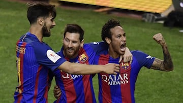 André Gomes, Leo Messi y Neymar Junior, celebrando un gol del Barcelona.
