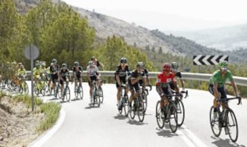 El pelotón durante la vigésima etapa entre Benidorm y el alto de Aitana.