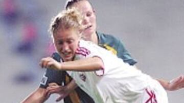 <b>LAS MATILDAS. </b>Tienen menos de 19 años, pero también forman parte del equipo femenino más famoso del Mundo. Las pequeñas Matildas de Australia (en la imagen Ellen Beaumont, de verde) no empezaron bien en el campeonato al caer por 1-0 contra Canadá. Pero siguen con posibilidades.