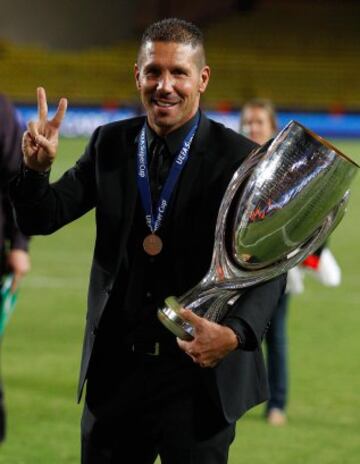 Simeone posa con la Supercopa de Europa de 2012 tras ganar al Chelsea.