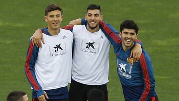 Jorge Saenz, Rafa Mir y Carles Aleñá en el entrenamiento de la Sub-21 en Los Cármenes (Granada).