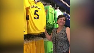 Emotiva reacción de la madre de Jorginho al ver su camiseta