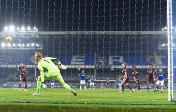 James Rodríguez abrió el marcador en el empate 1-1 entre Everton y Leicester con un remate de media distancia con su pierna derecha.