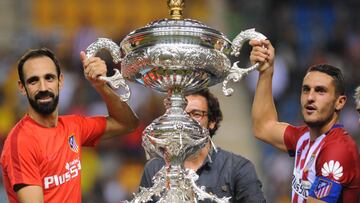 El Atl&eacute;tico levantando el trofeo Ram&oacute;n de Carranza.