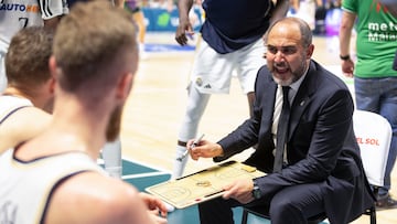 Chus Mateo, entrenador del Real Madrid, da instrucciones durante el partido ante el Unicaja.