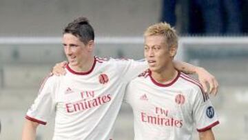 Honda celebra un gol con Torres.