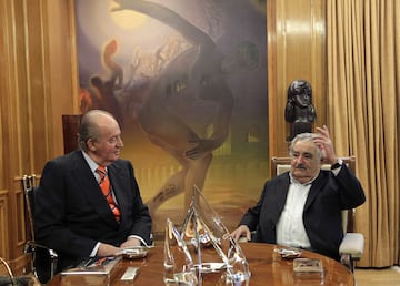 El Rey Juan Carlos I de Espa?a conversa con el presidente de Uruguay, Jos¨¦ M¨²jica, durante su encuentro en el Palacio de la Zarzuela el 29 de mayo de 2013 en Madrid, Espa?a.