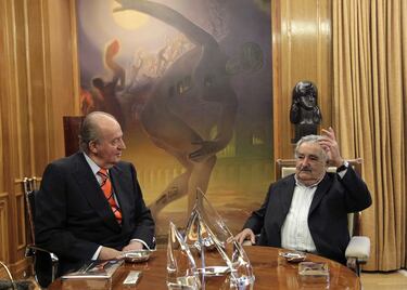 El Rey Juan Carlos I de España conversa con el presidente de Uruguay, José Mújica, durante su encuentro en el Palacio de la Zarzuela el 29 de mayo de 2013 en Madrid, España. 