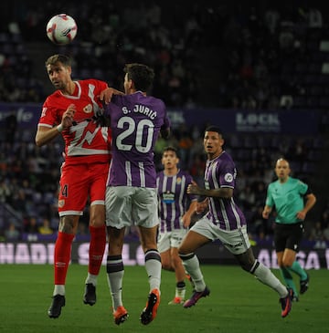 El central rayista fue el que se encargó de desconectar al ataque del Valladolid. Junto a Mumin forman una de las parejas de centrales más en forma de laLiga. 
