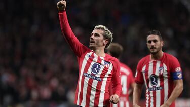 Atletico Madrid's French forward #07 Antoine Griezmann (L) celebrtaes scoring his team's second goal during the Spanish league football match between Club Atletico de Madrid and Villarreal CF at the Civitas Metropolitano stadium in Madrid on November 12, 2023. (Photo by Thomas COEX / AFP)