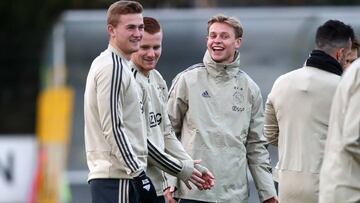 Frenkie de Jong, en el centro de la imagen, sonríe con sus compañeros con De Ligt en primer plano.
