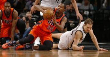 Jan 24, 2016; Brooklyn, NY, USA; Oklahoma City Thunder forward Kevin Durant (35) beats Brooklyn Nets guard Bojan Bogdanovic (44) to a loose ball during second half at Barclays Center. The Nets defeated the Thunder  116-106. Mandatory Credit: Noah K. Murray-USA TODAY Sports