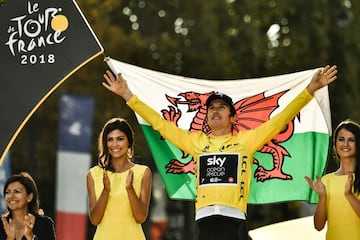 El gals Geraint Thomas en el podio celebra su victoria del Tour.