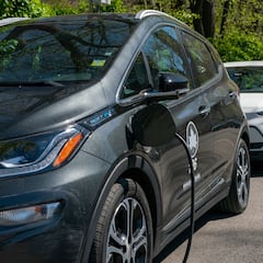 El país europeo que va a empezar a cobrar por kilómetro a los coches híbridos y eléctricos