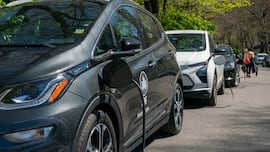 El país europeo que va a empezar a cobrar por kilómetro a los coches híbridos y eléctricos