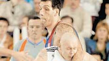 <b>MURALLA.</b> Roberto Dueñas fue un obstáculo casi insalvable para el madridista Kambala.