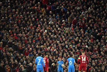 Kieran Trippier, con el balón en la mano, y los aficionados del Liverpool a su espalda.