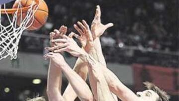 <b>IGUALDAD. </b>Los dos equipos se fajaron al máximo en los rebotes.