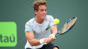 Roberto Carballés, uno de los cuatro tenistas españoles que disputarán la fase previa del Abierto de Australia, devuelve una bola a Aljaz Bedene durante el Masters 1.000 de Miami de 2016.