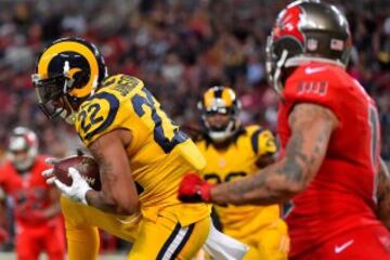 Al field goal de St. Louis sigui¨® otro de los Buccaneers, que parec¨ªa que se hab¨ªan decidido a remontar el partido. Sin embargo, el cornerback Trumaine Johnson se interpuso en sus planes interceptando un pase dirigido a Mike Evans y devolviendo la posesi¨®n a los Rams.