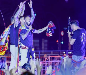 Morales, leyenda del club granota, fue uno de los que m¨¢s anim¨® la fiesta del equipo.