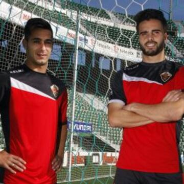 Sergio León y Pelayo Novo posaron ayer para AS. Ambos se enfrentarán hoy a su pasado. El delantero se mide al equipo de su tierra, mientras que el mediocentro participó en el último ascenso del Córdoba a Primera. El duelo está lleno de reencuentros.