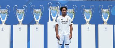 Endrick posa delante de las Copas de Europa. 

