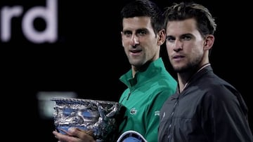 Novak Djokovic y Dominic Thiem posan en la entrega de trofeos del Open de Australia 2020.