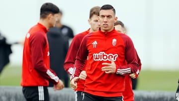 uzuni, en un entrenamiento con el Granada