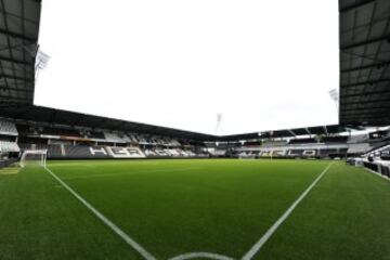 Stadion Heracles de Holanda, es un bello y pequeño estadio para 13.500 personas emplazado en Almelo.