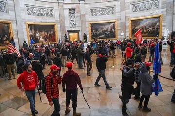 Los manifestantes pro-Trump irrumpieron en el Capitolio tras derribar 4 capas de vallas de seguridad, mostrando su inconformidad con los resultados de las elecciones presidenciales del 2020, mismas en las que el dem¨®crata, Joe Biden, le quit¨® la reelecci¨®n a Donald Trump, resultando el 46? Presidente electo de los Estados Unidos.