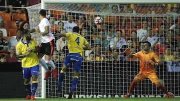 GRA211. VALENCIA, 22/08/2016.- El jugador del Valencia CF, Santi Mina, salta entre los jugadores del UD Las Palmas, Vicente G&oacute;mez (3i) y el croata Marko Livaja (i), para marcar el primer gol de su equipo, durante el partido correpondiente a la primera jornada de Liga en Primera Divisi&oacute;n que se juega esta noche en el estadio de Mestalla, en Valencia. EFE/Manuel Bruque.