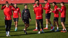 Míchel, en el último entrenamiento del Girona, equipo que puede hoy ponerse líder.