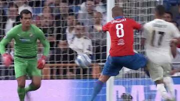 Los jugadores del Real Madrid reclamaron penalti por falta a Lucas Vázquez.