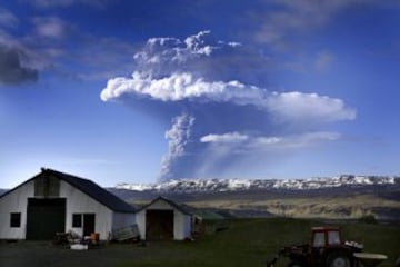 La Isla ha sido creada por la intensa actividad volcánica en la zona. Por tal razón, cuenta con una alta actividad geológica, que da lugar a más de 200 volcanes. En promedio, cada cinco años Islandia suele sufrir una erupción volcánica.