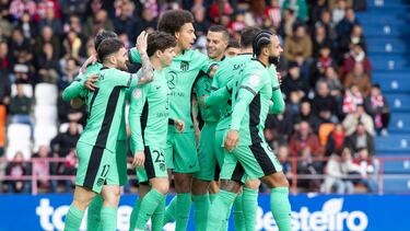 La plantilla del Atlético abraza a Memphis, autor de los dos goles que deshicieron el empate ante el Lugo en dieciseisavos de la Copa. Cita con el psicólogo. Pancho Varona.
