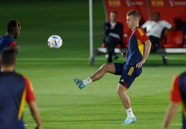 Dani Olmo durante el entrenamiento de la selección española.